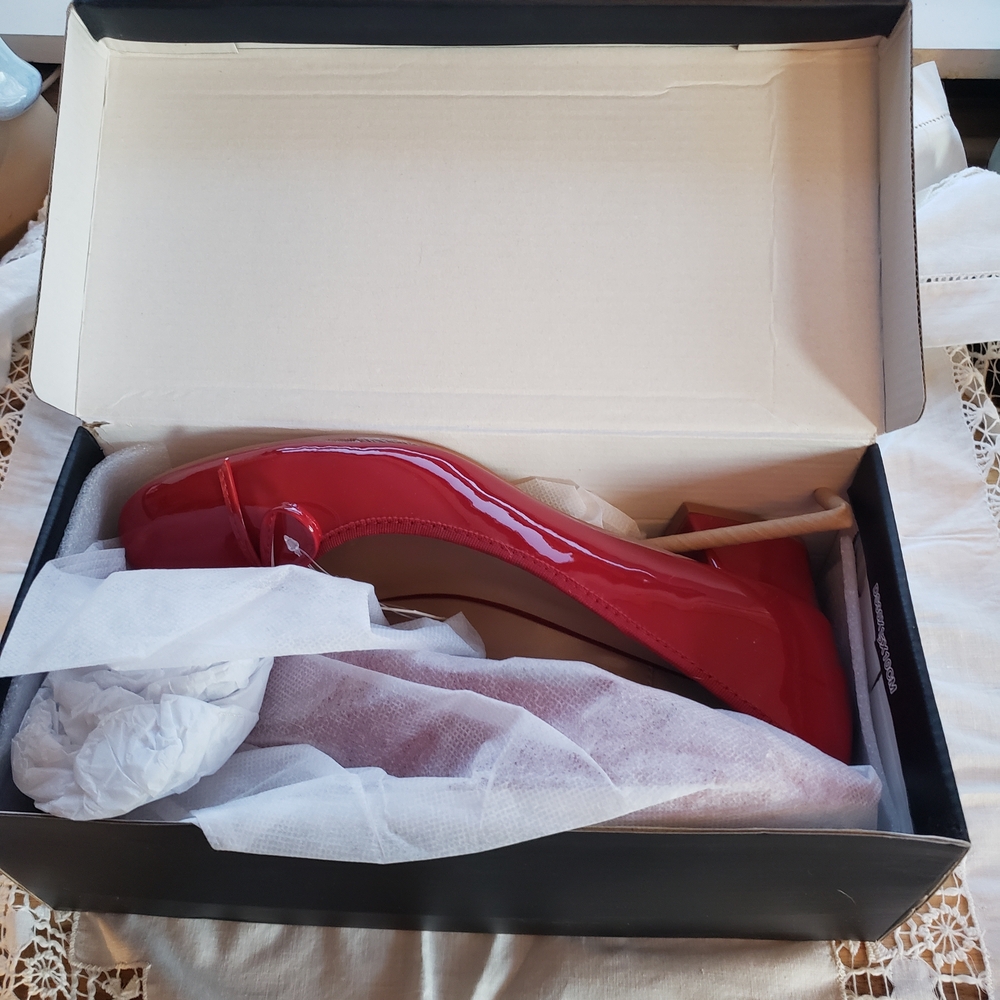 Elegant Red Patent Leather Heels - Picture 2 of 4